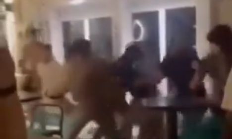 Ναύπακτος: Παρέα Ελληνοαμερικανών μετέτρεψαν κεντρικό δρόμο σε «ρινγκ» – Ζημιές σε καταστήματα