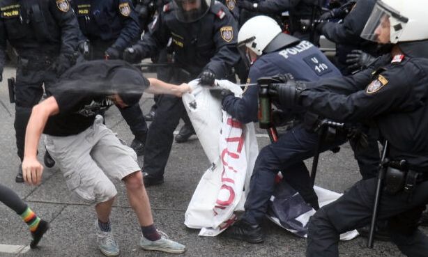 Αυστρία: «Αντιφασίστες» επιτέθηκαν σε διαδηλωτές κατά της λαθρομετανάστευσης
