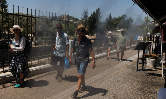 Καιρός: Ο καύσωνας επιμένει στη χώρα μας – Πότε έρχονται «ανάσες» δροσιάς