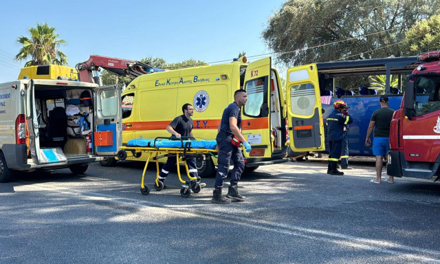 Κέρκυρα: Επί 1,5 ώρα επιχειρούσαν οι πυροσβέστες να απεγκλωβίσουν μητέρα και παιδί μετά το δυστύχημα