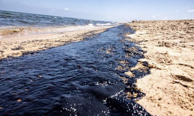 Ισπανία: Τρεις παραλίες έκλεισαν εξαιτίας μιας πετρελαιοκηλίδας