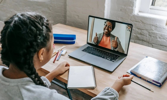 Παιδί, διαδίκτυο και καλοκαίρι: Πόση ώρα μπορεί να περνά το παιδί μπροστά στην οθόνη