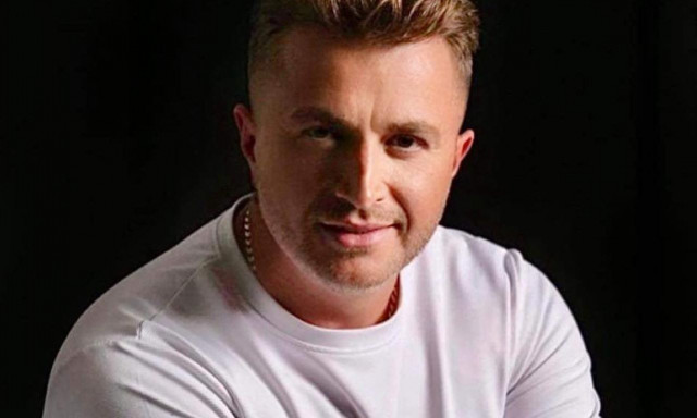 Γιώργος Βελισσάρης: Του πέταξαν σε πανηγύρι 100 κιλά γαρύφαλλα με γερανό!