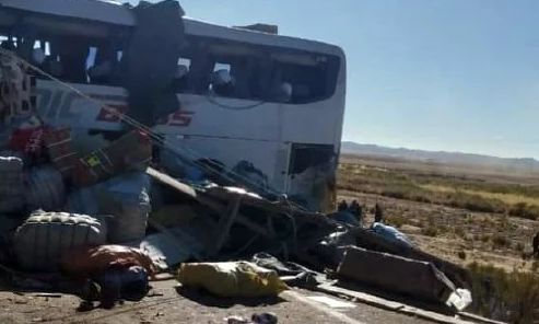 Βολιβιανοί και Χιλιανοί σκοτώθηκαν μετά τη σύγκρουση φορτηγού με λεωφορείο