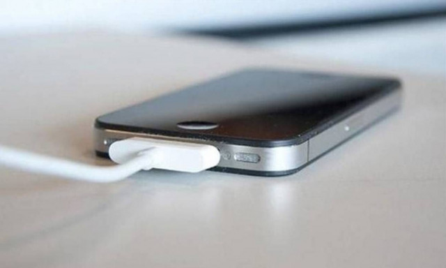 Φόρτιση κινητού: Το λάθος που κάνουμε όλοι - «Πρέπει να το σταματήσετε»