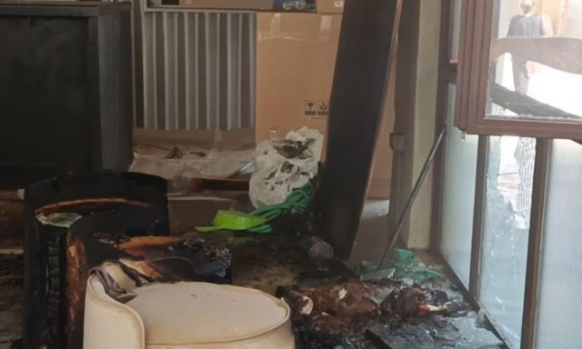 Φωτιά σε καφέ-μπαρ στα Πετράλωνα - Σημαντικές φθορές στο κατάστημα (vid)