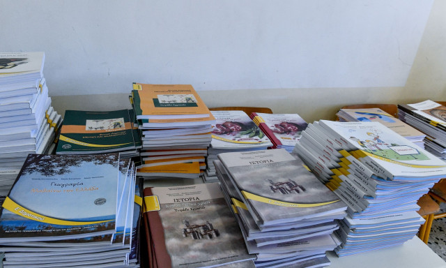 Τα τέσσερα σχολικά βιβλία που θα ισχύσουν με τη νέα χρονιά