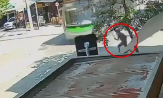 Σκληρές εικόνες: Νεαρός έκλεψε κινητό από ηλικιωμένο - Τον χτύπησε λεωφορείο ενώ διέφευγε