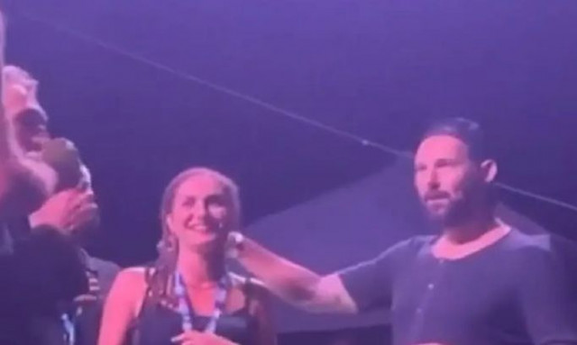 Λουτρά Πόζαρ: Πρόταση γάμου πάνω στη σκηνή του φεστιβάλ