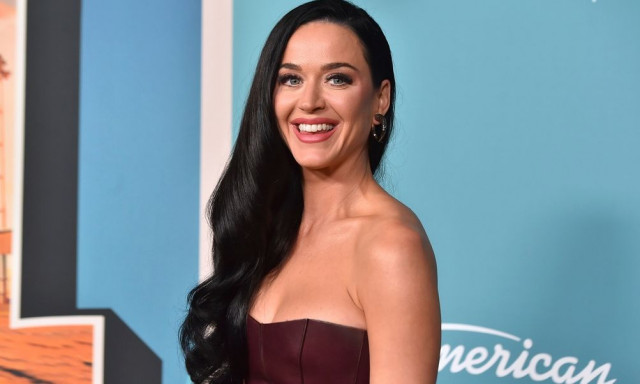 Κέιτι Πέρι: Νέα φωτογραφία σε σκάφος - Η «χρυσή» της εμφάνιση