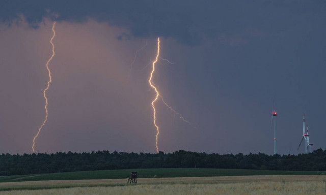 Καιρός: Υποχωρεί ο υδράργυρος, βροχές και καταιγίδες επιστρέφουν στην χώρα