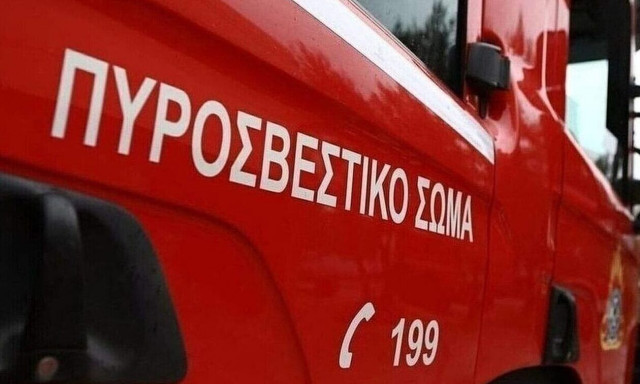 Ιωάννινα: Ταξί τυλίχθηκε στις φλόγες απέναντι από την Πυροσβεστική