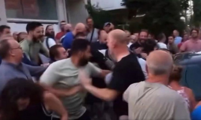 Πετρούπολη: Άγριο ξύλο μεταξύ κατοίκων έξω από δομή ασυνόδευτων ανηλίκων – Δείτε βίντεο