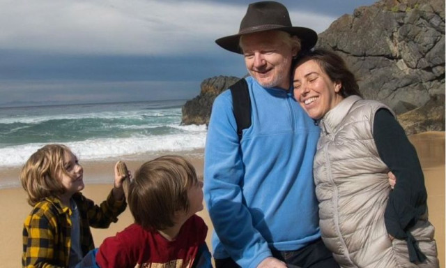 Τζούλιαν Ασάνζ: Απολαμβάνει την ελευθερία του με την οικογένειά του - Η φωτογραφία στην παραλία