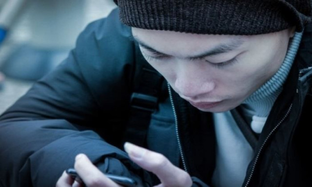 Τι είναι το doomscrolling που διαλύει σωματικά και ψυχολογικά τη νέα γενιά