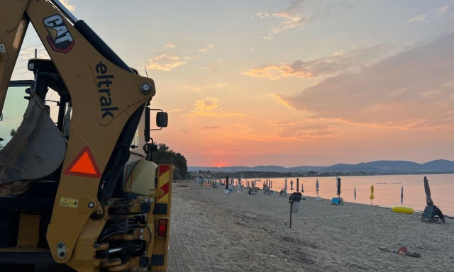 Απομάκρυναν ξαπλώστρες και ομπρέλες από παραλία του Πολύγυρου Χαλκιδικής