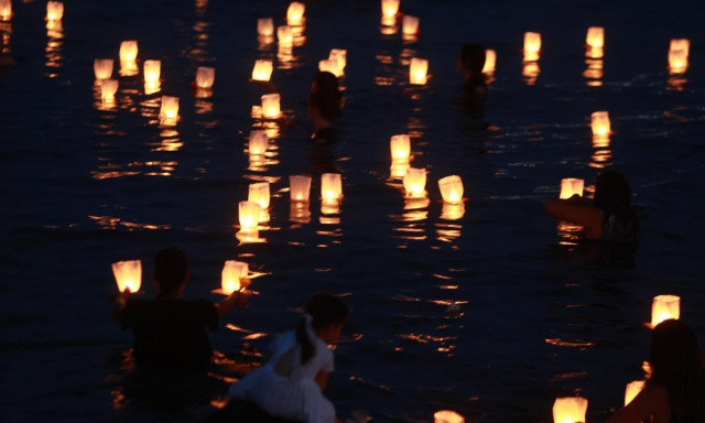 Φωτιά στο Μάτι: Άφησαν στη θάλασσα 104 φαναράκια για τα θύματα της τραγωδίας
