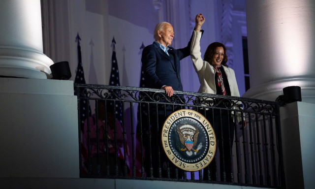 ΗΠΑ: Ο καταβεβλημένος Μπάιντεν ζήτησε από τους Δημοκρατικούς να υποστηρίξουν την Χάρις