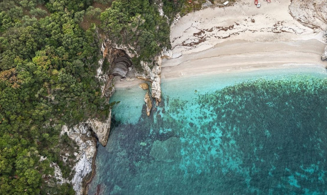 Η ερημική και απομονωμένη παραλία της Μαγνησίας με τα διάσπαρτα βράχια στην ακρογιαλιά της