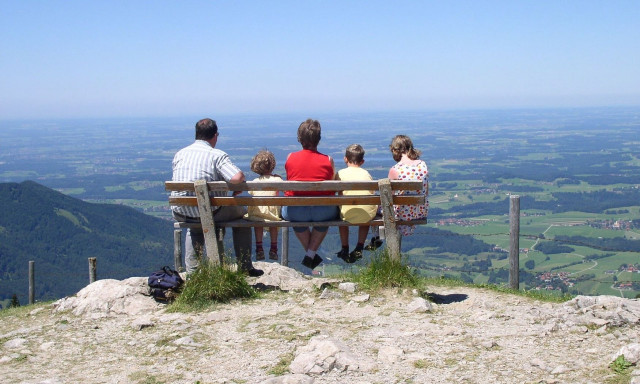 Εξισώνονται οι τρίτεκνες με τις πολύτεκνες οικογένειες – Τα προνόμια που θα λάβουν