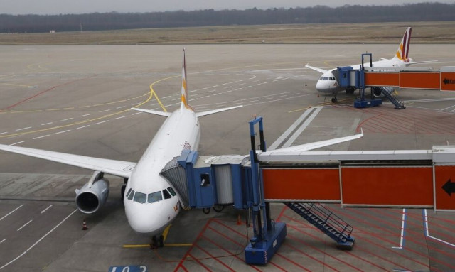 Αεροδρόμιο της Κολωνίας: Ακυρώθηκαν πτήσεις από οικολόγους που μπλόκαραν τον διάδρομο προσγείωσης