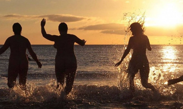 Τύπος αποκάλυψε βασικούς κανόνες στις κρουζιέρες γυμνιστών (vid)