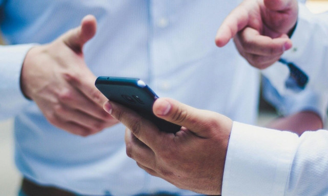 Doomscrolling: Νέα έρευνα δείχνει ότι η υπερβολική χρήση του κινητού διαλύει την ψυχική υγεία