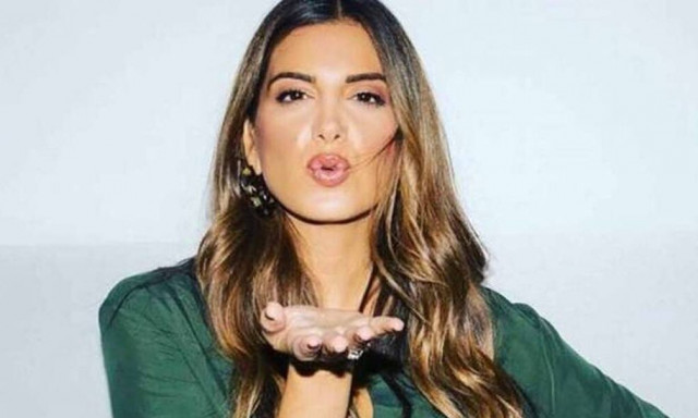 Σταματίνα Τσιμτσιλή: Εντυπωσίασε στα σοκάκια της Αντιπάρου με το ασπρόμαυρο σύνολό της