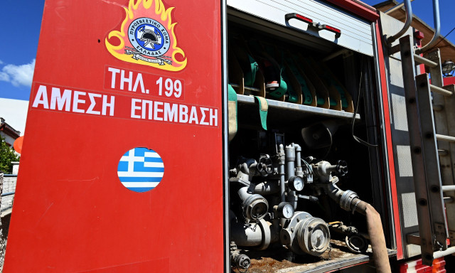 Φωτιά στη λεωφόρο Κορωπίου - Καίει κοντά σε σπίτια