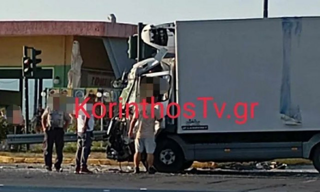 Κόρινθος: Συγκρούστηκαν νταλίκες στα φανάρια του Ισθμού – Απεγκλωβισμός οδηγού