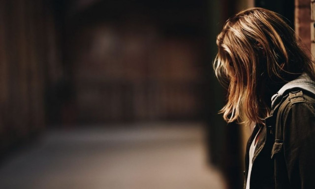 Βοιωτία: 32χρονη καταγγέλλει ομαδικό βιασμό από 4 άνδρες σε παραλία