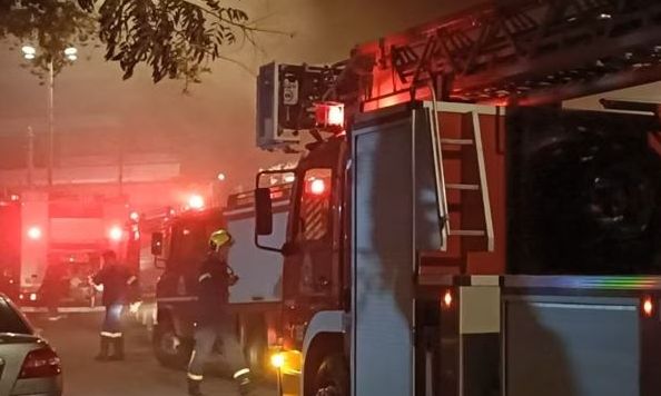 Πυρκαγιά στη στοά του «Μπρόντγουαιη» στην Αγίου Μελετίου -Τουλάχιστον 10 απεγκλωβισμοί (vid)