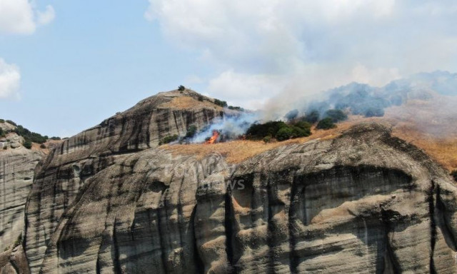Φωτιά σε βράχο των Μετεώρων - Ελικόπτερο κάνει ρίψη νερού