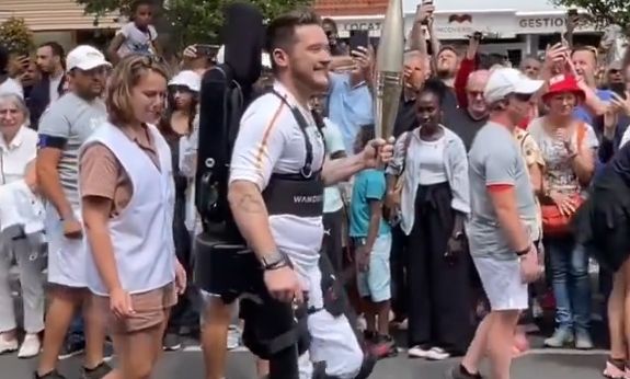 Παραπληγικός αθλητής μετέφερε την Ολυμπιακή φλόγα με ειδικό βοήθημα