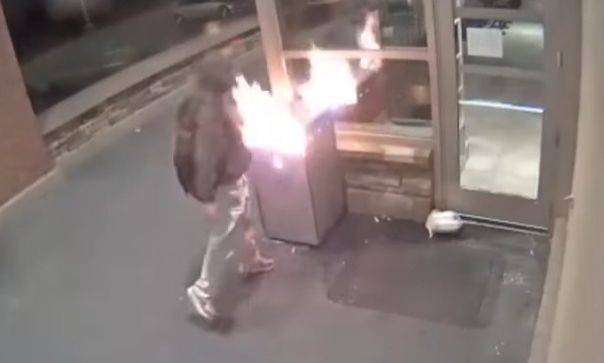 Εμπρηστής ετοιμάζεται να βάλει φωτιά σε κτίριο «στόχο» και καίγεται στο πρόσωπο