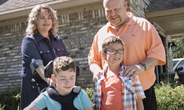 Παράδειγμα ανθρωπιάς: Ζευγάρι υιοθέτησε δύο αδέρφια από ίδρυμα για να μην μεγαλώσουν χωριστά