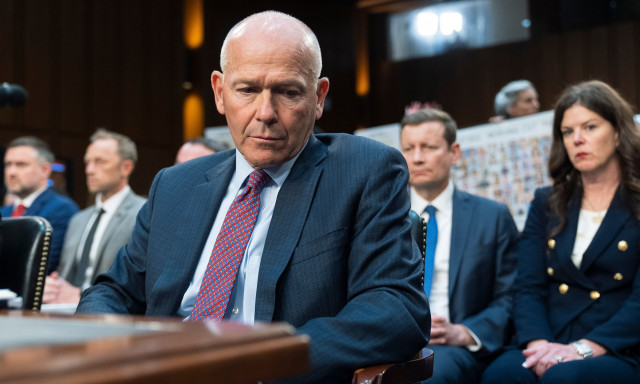 Κογκρέσο: Γερουσιαστής «πρεσάρει» τον CEO της Boeing – «Γιατί δεν παραιτηθήκατε;»