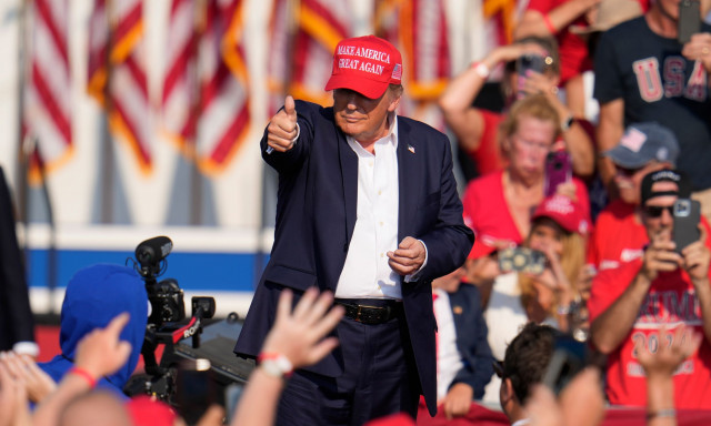 Tραμπ: «Η Κάμαλα Χάρις είναι τρελή της ριζοσπαστικής Αριστεράς που θέλει να εκτελούνται μωρά»