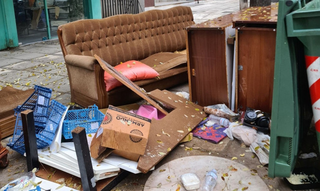 Λαμία: Πέταξε κομοδίνο που είχε μέσα 418 φυσίγγια - Τι είπε ο αντιδήμαρχος καθαριότητας