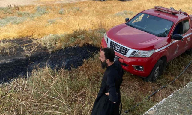 Ήρωας ο ιερέας χωριού του Τύρναβου – Έσβησε την φωτιά πριν εξαπλωθεί