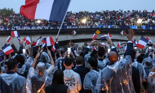 Ολυμπιακοί Αγώνες 2024: Αποχωρήσεις θεατών από την τελετή έναρξης στο Παρίσι λόγω της κακοκαιρίας