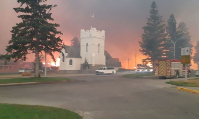 Πυρκαγιές στον Καναδά: Στις ευνοϊκότερες καιρικές συνθήκες στηρίζουν τις ελπίδες τους οι πυροσβέστες
