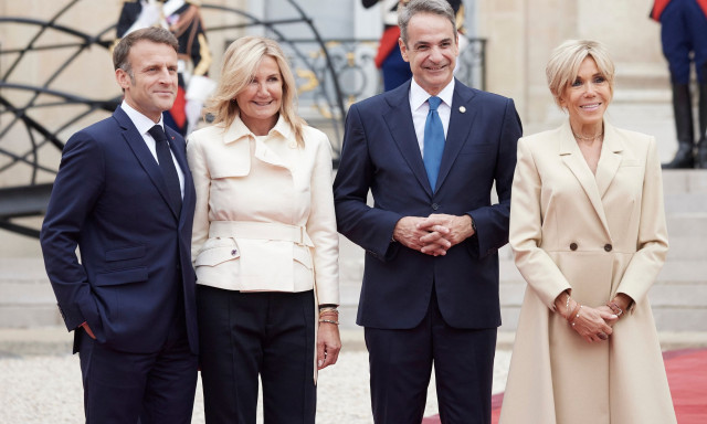 Γαλλία: Η υποδοχή των ηγετών στο Μέγαρο των Ηλυσίων από τον Μακρόν - Η χειραψία με Μητσοτάκη