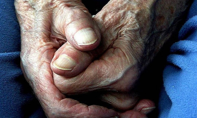 Φλώρινα: Χειροπέδες σε γυναίκα που έκλεψε χρήματα από 95χρονο