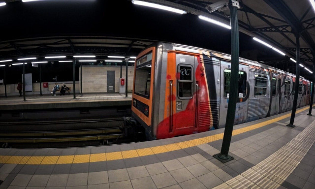 Ακινητοποίηση συρμών του ΗΣΑΠ προς Πειραιά – Πτώση ατόμου στις γραμμές