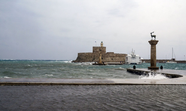 Πώς δρούσε το κύκλωμα διακίνησης μεταναστών στη Ρόδο: Έφοδοι σε σπίτια - κρυψώνες