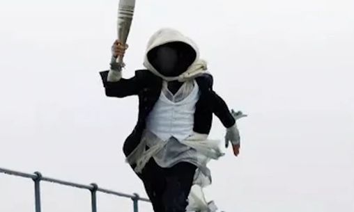 Ολυμπιακοί Αγώνες: «Φουντώνουν» τα σενάρια που θέλουν τον μασκοφόρο της τελετής να είναι γυναίκα