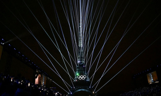 Ολυμπιακοί Αγώνες 2024: Άναψε η φλόγα σε φαντασμαγορική τελετή – Συγκίνηση για την ελληνική αποστολή