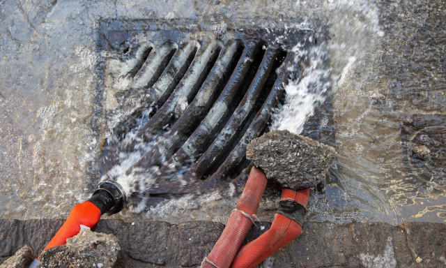 Συναγερμός στον Πειραιά: Διακοπή κυκλοφορίας λόγω ζημιάς σε αγωγό