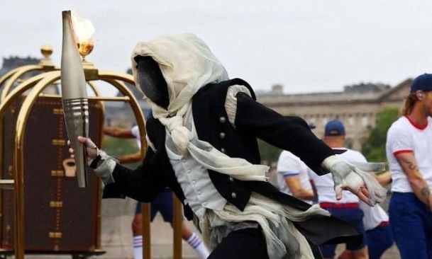 Ολυμπιακοί Αγώνες 2024: Λύθηκε ο «γρίφος» για τον μασκοφόρο λαμπαδηδρόμο - Τα γαλλικά μέσα απάντησαν